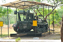 Ahmednagar Cavalry Tank Museum Valentine Brueckenlegepanzer.JPG