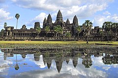Angkor Wat reflejado en un estanque 02.jpg