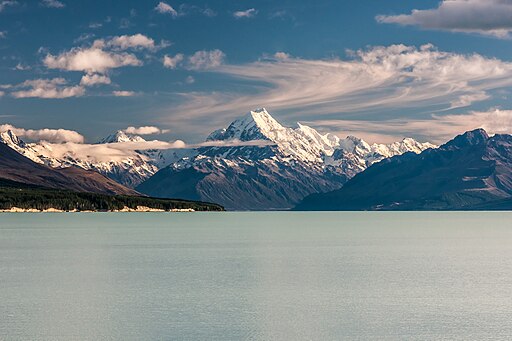 Aoraki over Lake Pukaki (17022267508)