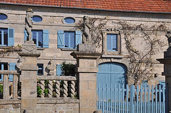 Statues et bustes ornant une maison.