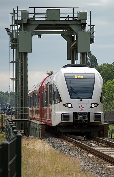 File:Arriva 355 Doetinchem brug Arnhem (9047108169).jpg