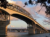 Оклендский мост через гавань с флагом.jpg