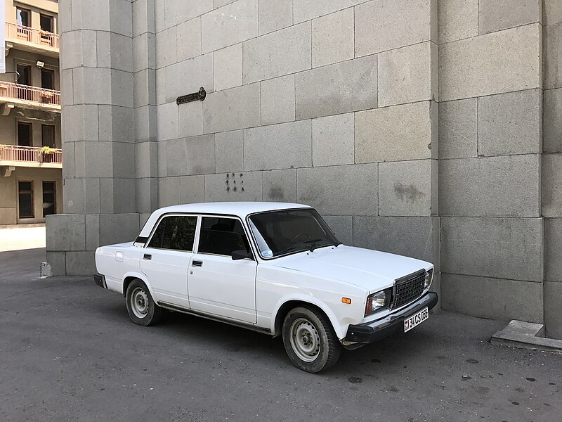 File:Automobile près de l'Opéra de Erevan, juillet 2017.jpg