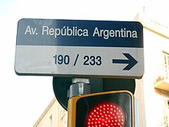 Placa de vial: avenida de la República Argentina.