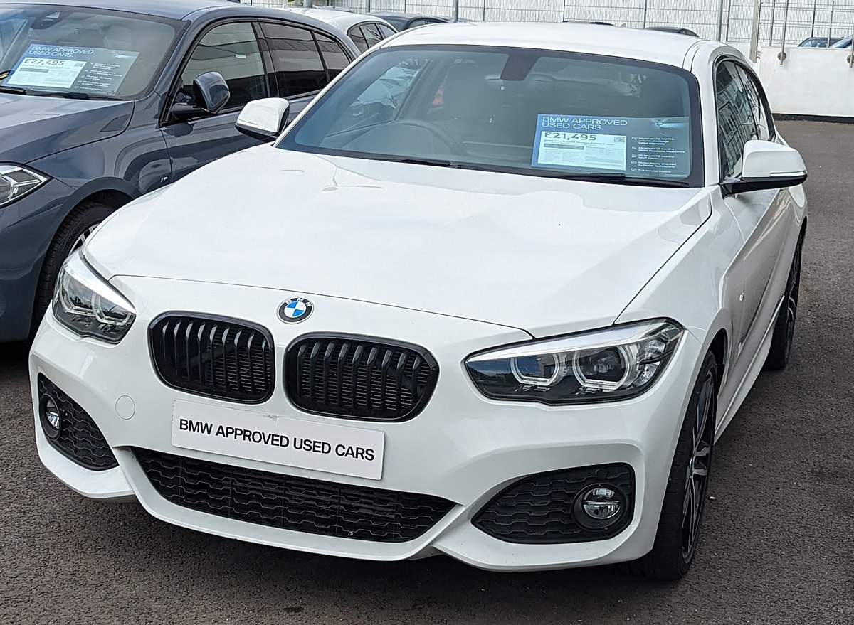 File:BMW 1er Facelift 3-dr. M-Sportpaket.jpg - Wikimedia Commons