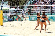 Deutsch: Beachvolleyball bei den Olympischen Jugendspielen 2018; Tag 9, 15. Oktober 2018; Mädchen, Viertelfinale: USA-Spanien 2–1 (21–19/17–21/15–9) English: Beach volleyball at the 2018 Summer Youth Olympics at 15 October 2018 – Girls Quarterfinals: USA-Spain 2–1 (21–19/17–21/15–9)