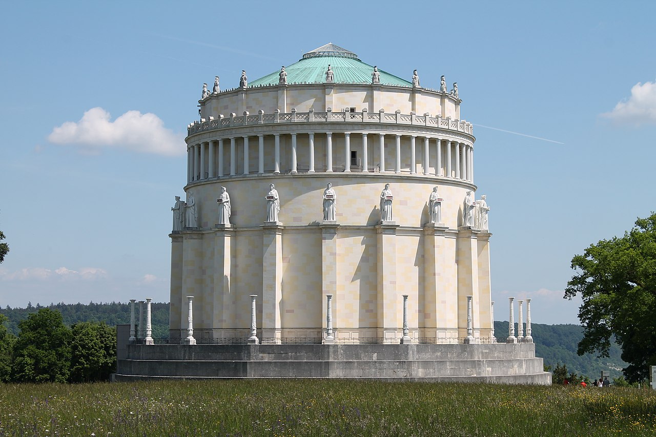 File:Krematorium Nordheim Zürich Halle II Empore.JPG - Wikimedia Commons