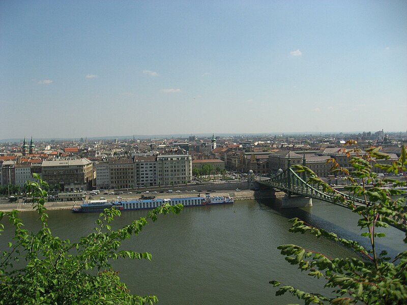 File:Belgrad quay, Fővám Square, Grand Market Hall and Liberty Bridge - Budapešť 0373.jpg