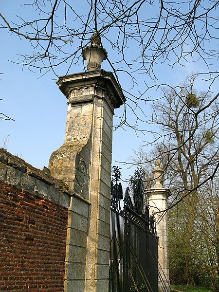 File:Bertangles château (portail avec grille d'honneur) 1.jpg