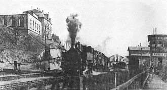 Express train passing through the station Bflambrecht1910.jpg
