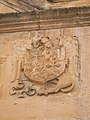 Blason sur la façade d'une des maisons de la famille.