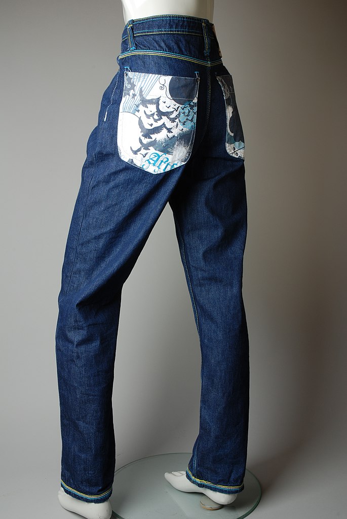 Meerdere Ruïneren Buiten adem File:Blauwe jeans, merk Artful Dodger, maat 32, zakken achterzijde met  opvallende witte print, objectnr 86905-3(2).JPG - Wikimedia Commons