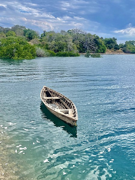 File:Boat Kilwa Kisiwani.jpg