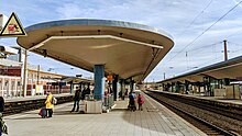 Bahnsteigansicht mit zeittypischer Überdachung