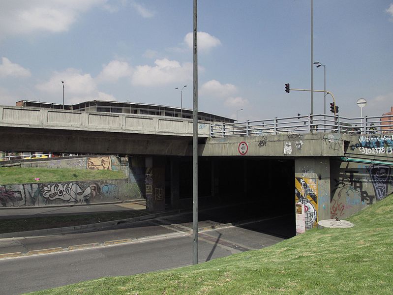 File:Bogotá - Los Héroes, puente Autopista con calle 80.JPG