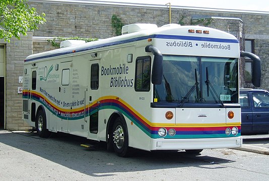 Ottawa (ON) Public Library bookmobile (Thomas HDX)