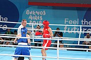 Deutsch: Boxen bei den Olympischen Jugendspielen 2018 Tag 12, 18. Oktober 2018 - Finale Leichtgewicht Mädchen – Oriana Saputo (Argentinien, blau) schlägt Emma Lawson (Australien, rot) 5-0; Ringrichter ist José Romero (Spanien). English: Boxing at the 2018 Summer Youth Olympics on 18 October 2018 – Girls' lightweight Bronze Medal Bout – Oriana Saputo (Argentina, blue) wins over Emma Lawson (Australie, red) 5-0; Referee is José Romero (Spain). Español: Boxeo en los Juegos Olímpicos Juveniles de Verano de 2018 en 18 de octubre de 2018 - Combate de medalla de bronce de las niñas: Oriana Saputo (Argentina, azul) gana a Emma Lawson (Australie, roja) 5-0; Árbitro es José Romero (España).