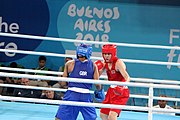 Deutsch: Boxen bei den Olympischen Jugendspielen 2018 Tag 12, 18. Oktober 2018 - Finale Leichtgewicht Mädchen – Junioren-Weltmeisterin und dreifache Juniorinnen-Europameisterin Caroline Sara DuBois (Großbritannien, blau) schlägt Juniorinnen-Asienmeisterin Porntip Buapa (Thailand, rot). English: Boxing at the 2018 Summer Youth Olympics on 18 October 2018 – Girls' lightweight Gold Medal Bout – Caroline Sara DuBois (Grat Britain, blue) wins over Porntip Buapa (Thailand, red). Español: Boxeo en los Juegos Olímpicos Juveniles de Verano de 2018 en 18 de octubre de 2018 - Combate de medalla de oro de peso ligero para niñas - Caroline Sara DuBois (Gran Bretaña, azul ) gana sobre Porntip Buapa (Tailandia, rojo).