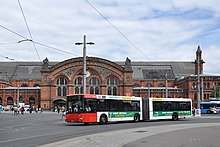 Ein Stadtbus verlässt den Busbahnhof am Bahnhofsvorplatz