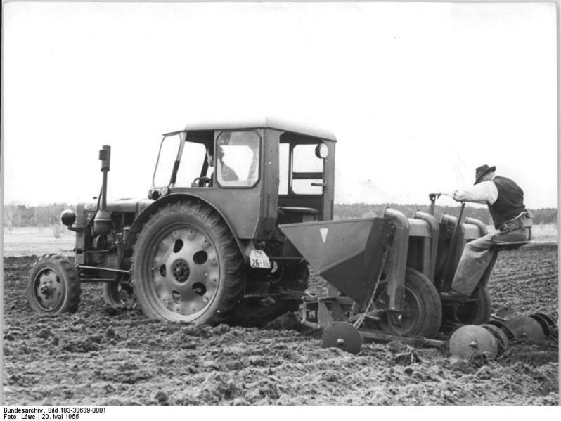 File:Bundesarchiv Bild 183-30639-0001, Neustrelitz, Kartoffellege.jpg