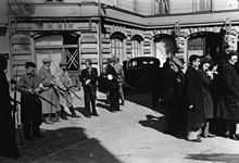 Latvian Auxiliary Police assemble a group of Jews, Liepaja, July 1941. Bundesarchiv Bild 183-B11441, Libau, Zusammengetriebene Juden.jpg