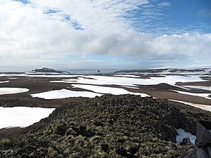 Blick über die Byers-Halbinsel aus der Gegend um den Basalt Lake nach Norden zu den Robbery Beaches an der Kukuzel Cove zwischen dem Villard Point (links der Mitte) und dem Lair Point (Mitte)