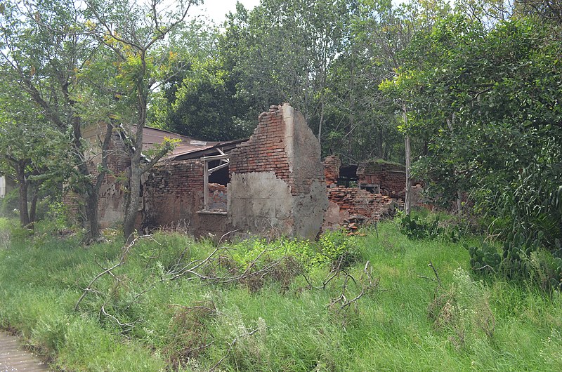 File:CASA CON POCO MANTENIMIENTO - panoramio.jpg