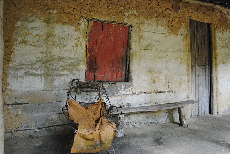 File:Cadeira velha em casa abandonada (14009453182).jpg