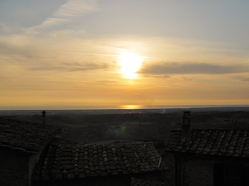 File:Casale Marittimo -Panorama verso la costa-.jpg