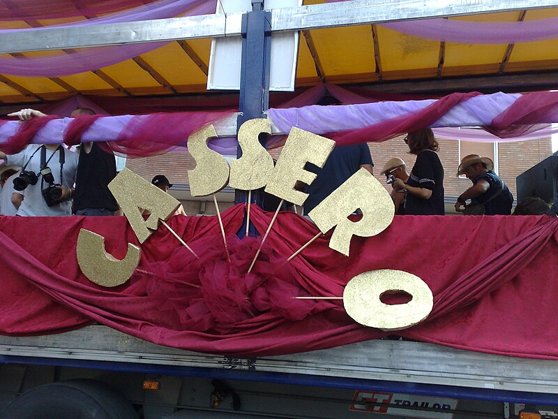 File:Cassero (pride 2008 09).jpg