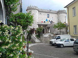 Centro storico di Oricola dominato dal castello