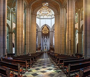 Interior da Catedral de São Paulo, a catedral da Arquidiocese de São Paulo, Brasil. Sua construção, em estilo neogótico, teve início em 1913 e terminou quatro décadas depois (definição 9 836 × 8 473)