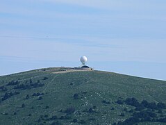 Le radar de l'aviation civile sur le Haut-Montet de la commune de Gourdon vue depuis Caussols.