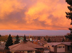 Los colores de este arco Chinook son bastante comunes para este fenómeno.  Por regla general, los colores cambian durante el día.  Comenzando con amarillos, naranjas, rojos y rosas por la mañana cuando sale el sol.  Los grises aparecen a la mitad del día, cambiando a rosados/rojos y luego anaranjados/amarillos justo antes de la puesta del sol.  La coloración de esta imagen no se ha alterado en el posprocesamiento, que es como suele ser el arco.