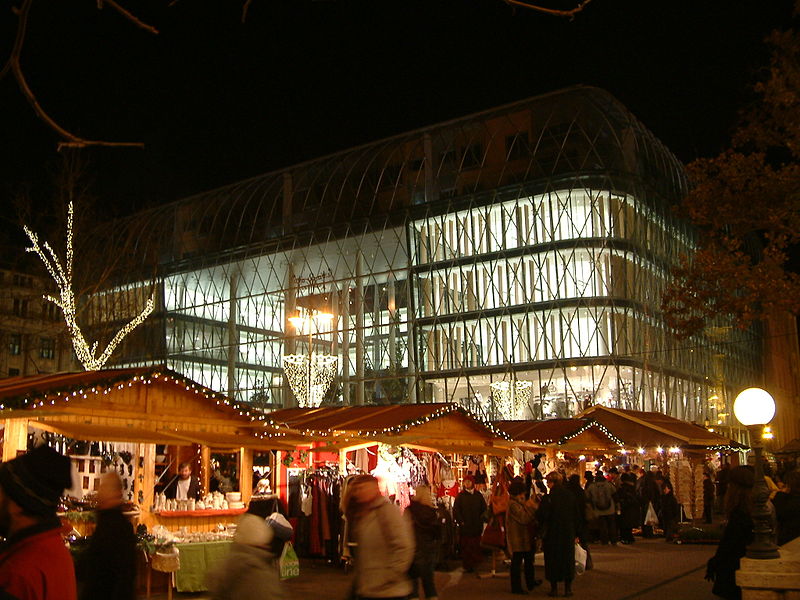 File:Christmas market at Vörösmarty square, Budapest.JPG