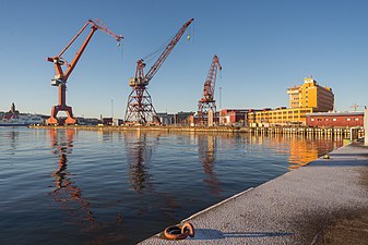 Det tidigare varvsområdet med kranar och kontorsbyggnad 2022.