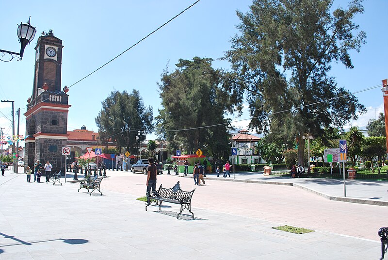 File:ClockTowerPlazaCalimaya.jpg