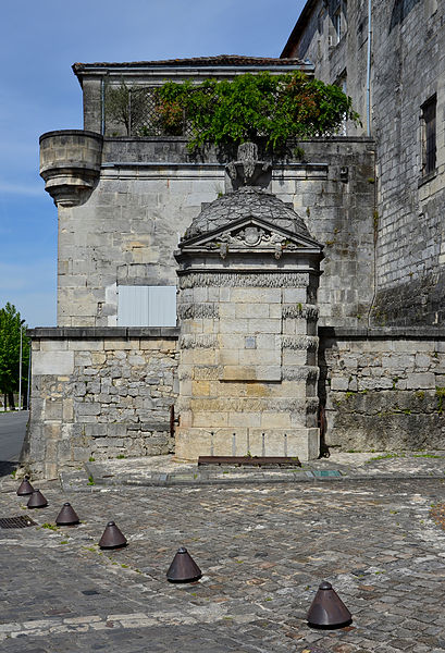 File:Cognac 16 Fontaine François 1er&balcon 2014.JPG