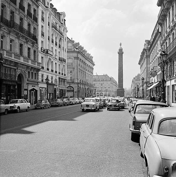 File:Colonne Vendôme, de triomfzuil op het Place Vendôme, gezien vanuit de Rue de la , Bestanddeelnr 254-0315.jpg