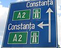 Dopravná značka ukazujúca prístup na A2 v meste Constanţa