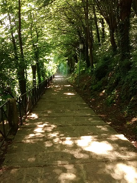 Costa dell'Arnella, a walking path between Borgo Maggiore and the City of San Marino