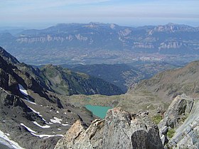 Вид на долину Грезиводан и массив Шартрёз[en] с хребта Бельдонн[en]