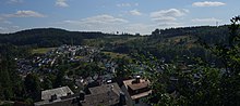 Weilsberg (links) neben Hühnerberg (rechts) am westlichen Rand der Feldberg-Langhals-Pferdskopf-Scholle (Blick von Burg Reifenberg)