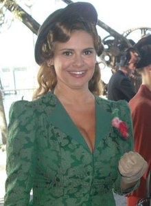 Deborah Caprioglio (2013-08) (oříznuto) .png