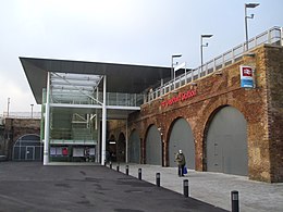 Entrée de la gare de Deptford 2013.JPG