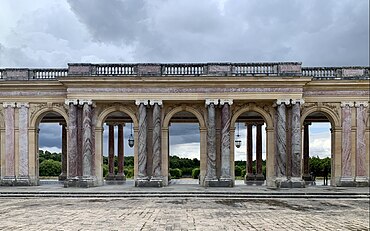 Péristyle du Grand Trianon à Versailles, dans un style Classique Français.