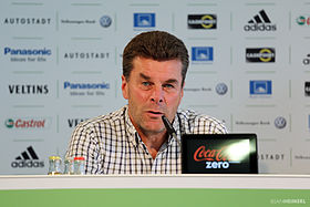 Dieter Hecking - Pressekonferenz zur Vorstellung von Luiz Gustavo 2013.jpg