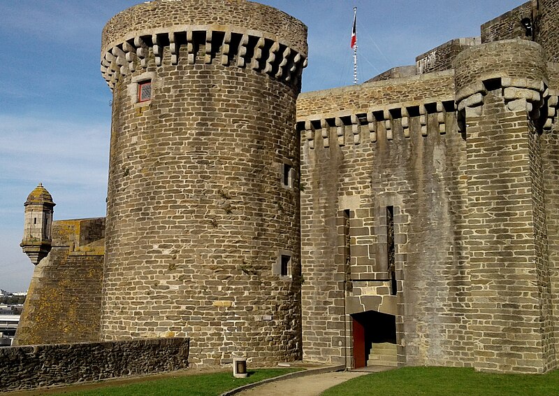 File:Donjon du château de Brest.jpg