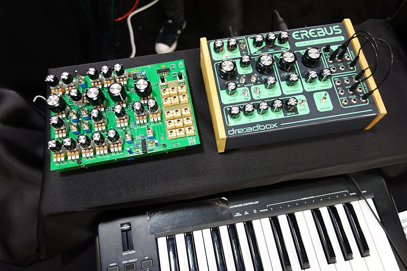 File:Dreadbox erebus analog paraphonic synthesizer - with inside PCB - 2015 NAMM Show.jpg