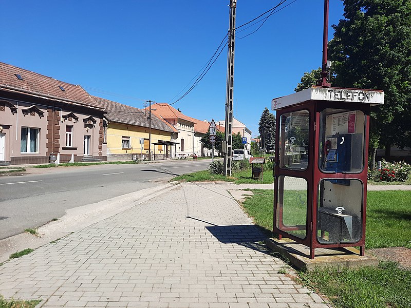 File:Dunaszekcső, Kossuth utca, telefonfülke.jpg